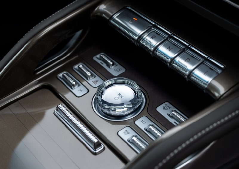 A crystal-inspired volume knob is shown in the center floor console of a 2024 Lincoln Nautilus® SUV. | Brinson Lincoln of Athens in Athens TX